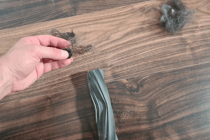 Волосы удаляются с основной щетки Dreame L20 Ultra.